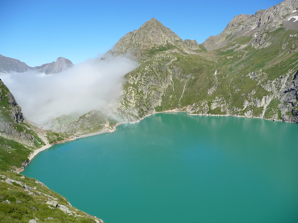 un-peu-plus-haut-lac-caillauas-lait-glaciaire