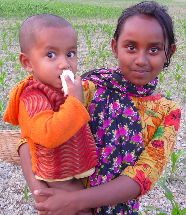 grande-soeur-petit-frere-bangladesh-chez-des-amis-voyage-d-exception