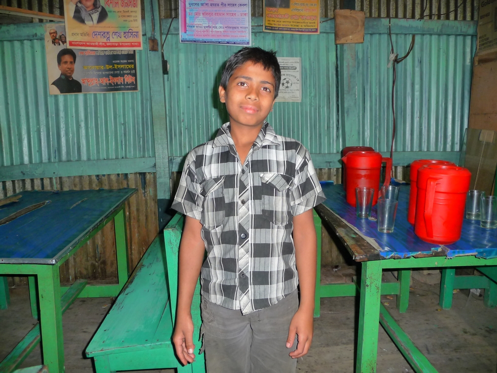 jeune-serveur-banglkadesh-chez-mes-amis-voyage-d-exception