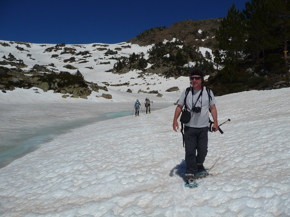 en-longeant-lac-superieur-dans-vallon-estibere-raquettes