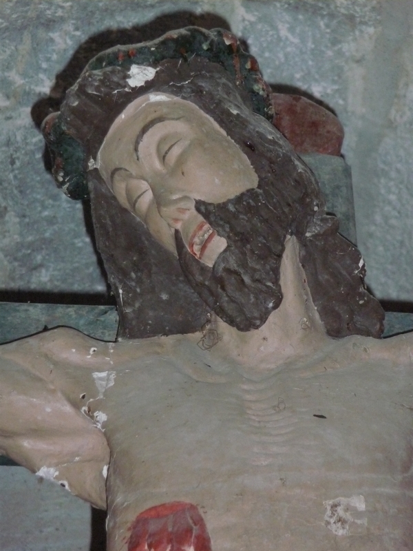 christ-en-croix-detail-deux-eglises-monuments-historiques-etat-abandon