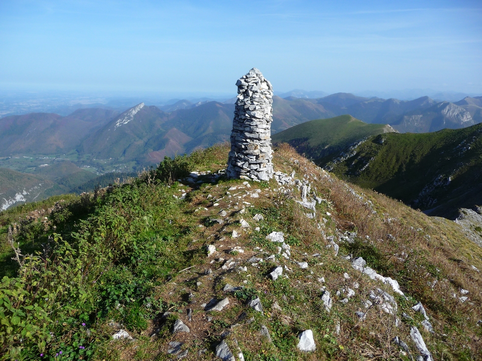 cairn-sommital-a-l-entree-vallee-aure-signal-bassia-montaut