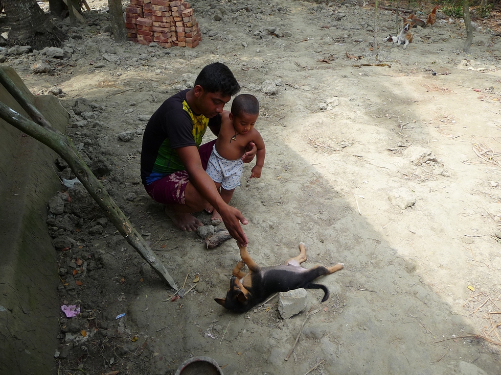 rubel-et-adnan-jouant-avec-nouveau-chiot-youk-bangladesh-second-travel-1