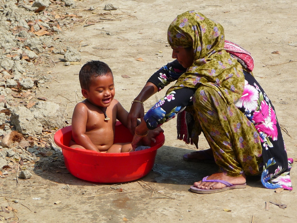 heure-du-bain-adnan-et-sa-maman-bangladesh-second-travel-1