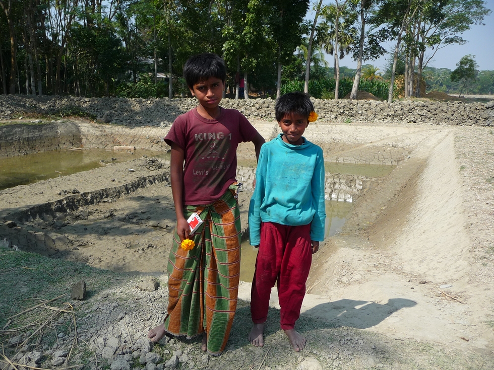 enfants-aiment-porter-des-fleurs-marigold-bangladesh-second-travel-2