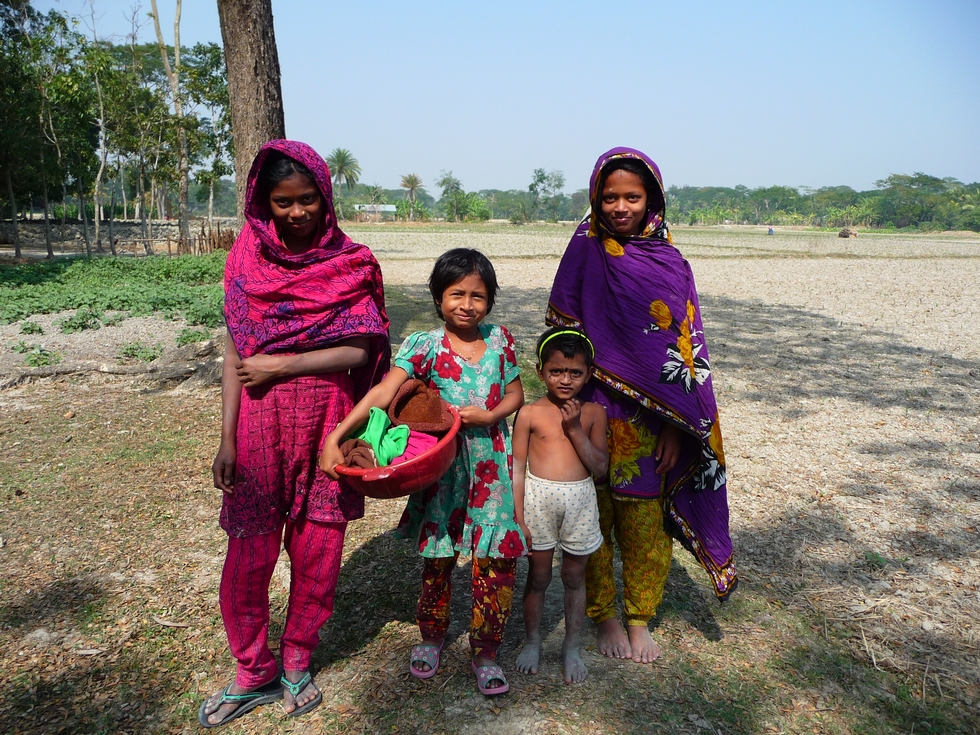 munia-et-petite-soeur-avec-deux-copines-bangladesh-second-travel-2