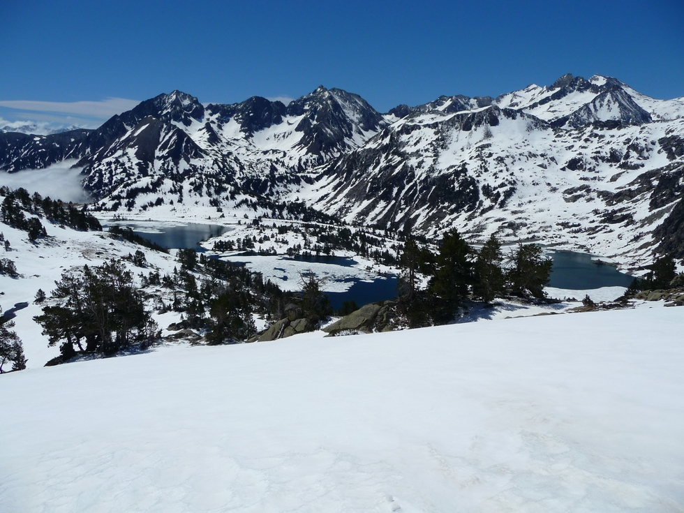 lac-aumar-et-a-droite-lac-aubert-en-raquettes-au-clot-d-aygues-cluses