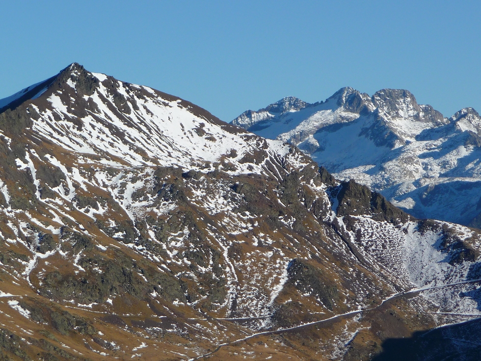 pic-ourdissetou-au-loin-les-pics-eriste-neiges-automne-col-des-vaches-vallee-trigoniero