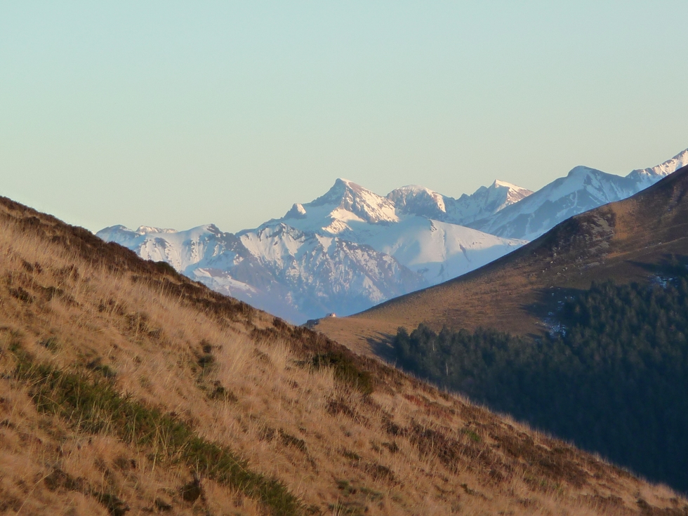 vue-sur-mont-valier-en-ariege-randonnee-au-crepuscule-sur-montaut