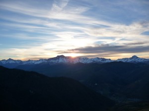 soleil-se-couche-derriere-massif-arbizon-randonnee-au-crepuscule-sur-montaut