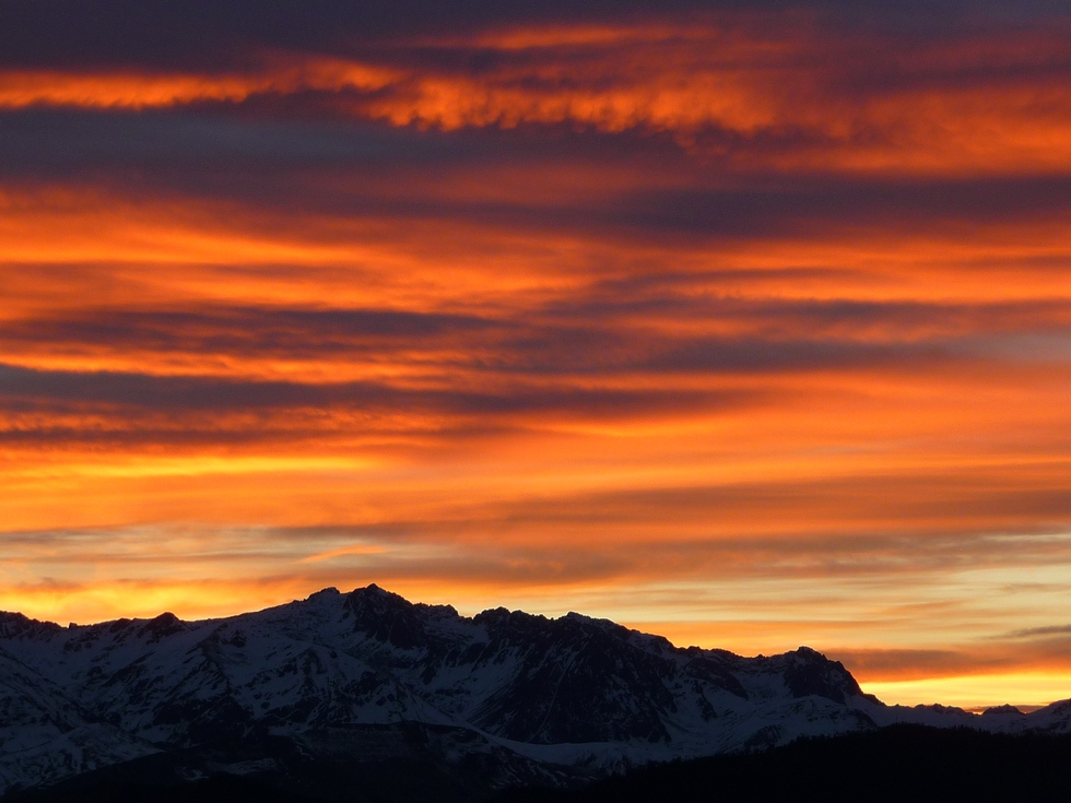 ciel-s-embrase-au-dessus-pic-quatre-termes-randonnee-au-crepuscule-sur-montaut