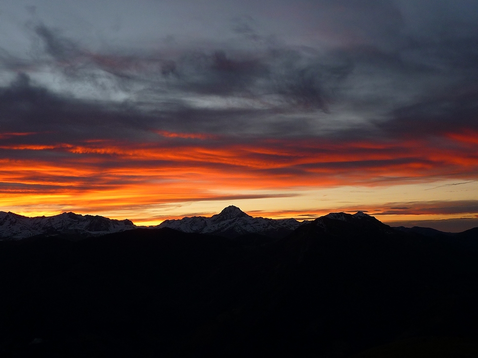 suite-du-panorama-randonnee-au-crepuscule-sur-montaut