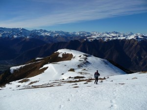 descente-vers-cabane-peyrehitte-on-devine-luchon-a-gauche-joyeux-noel-depuis-plan-montmajou