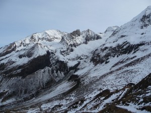 pic-hourgade-tapi-au-fond-a-droite-aux-barguerettes-val-d-aube-fin-mois-janvier-tres-peu-enneige