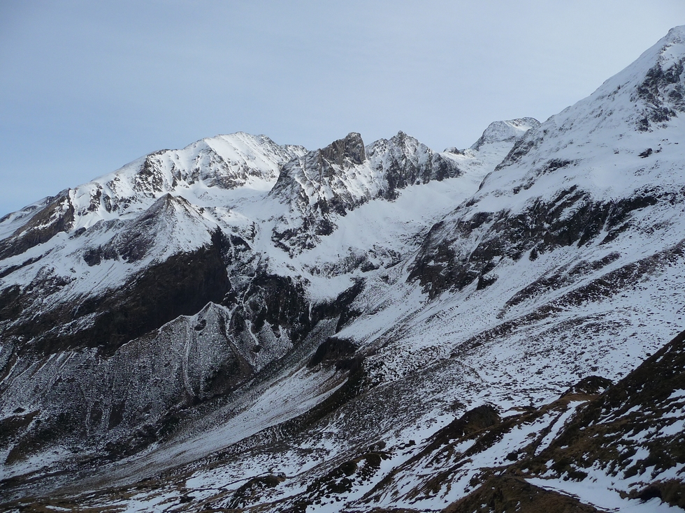 pic-hourgade-tapi-au-fond-a-droite-aux-barguerettes-val-d-aube-fin-mois-janvier-tres-peu-enneige