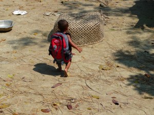 il-y-a-quelques-jouets-a-interieur-du-sac-bangladesh-second-travel-11