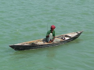 peche-traditionnelle-en-riviere-depuis-embarcation-et-avec-plusieurs-lignes-bangladesh-second-travel-12