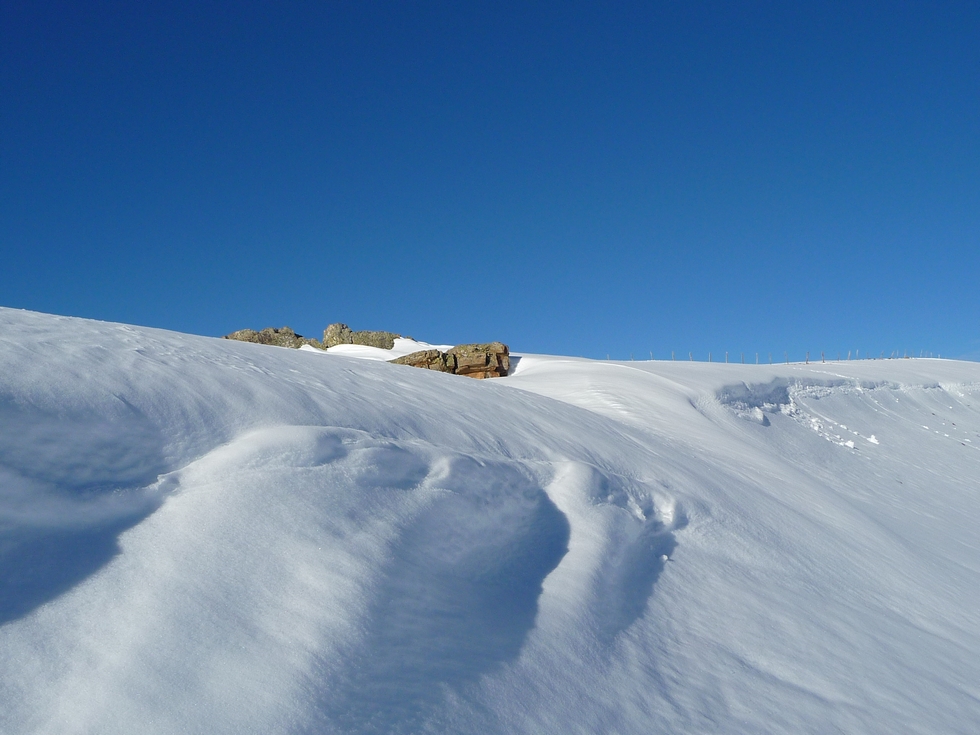 des-amas-belle-neige-par-endroits-sommet-aigle-et-sommet-pouyaue-on-rechausse-raquettes