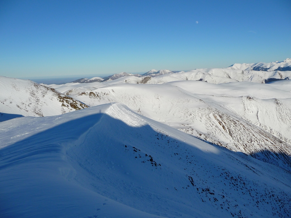 vue-depuis-sommet-aigle-sommet-aigle-et-sommet-pouyaue-on-rechausse-raquettes