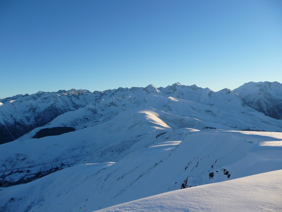 vue-depuis-sommet-pouyaue-sommet-aigle-et-sommet-pouyaue-on-rechausse-raquettes