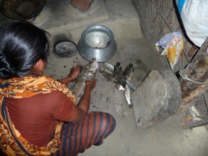 kanok-prepare-poissons-pour-repas-bangladesh-second-travel-12