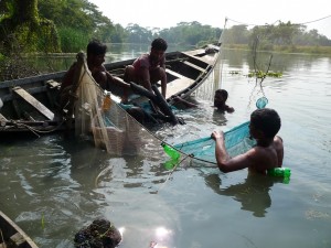 les-pecheurs-plongent-recuperent-bois-et-ramenent-a-surface-bangladesh-second-travel-13