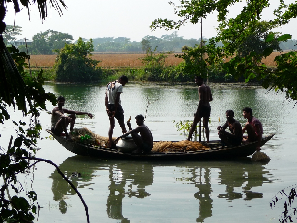 la-peche-pas-ete-tres-bonne-equipe-vient-nous-rejoindre-a-terre-bangladesh-second-travel-13