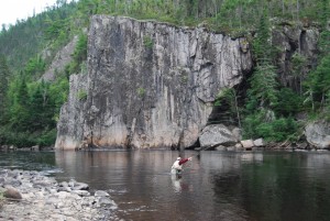 peche-saumon-a-la-mouche-sur-une-riviere-quebecoise-une-experience-inoubliable-pratiquer-peche-a-la-mouche-au-quebec-avec-un-guide