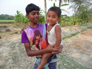 adnan-dans-bras-hassan-mon-troisieme-voyage-au-bangladesh