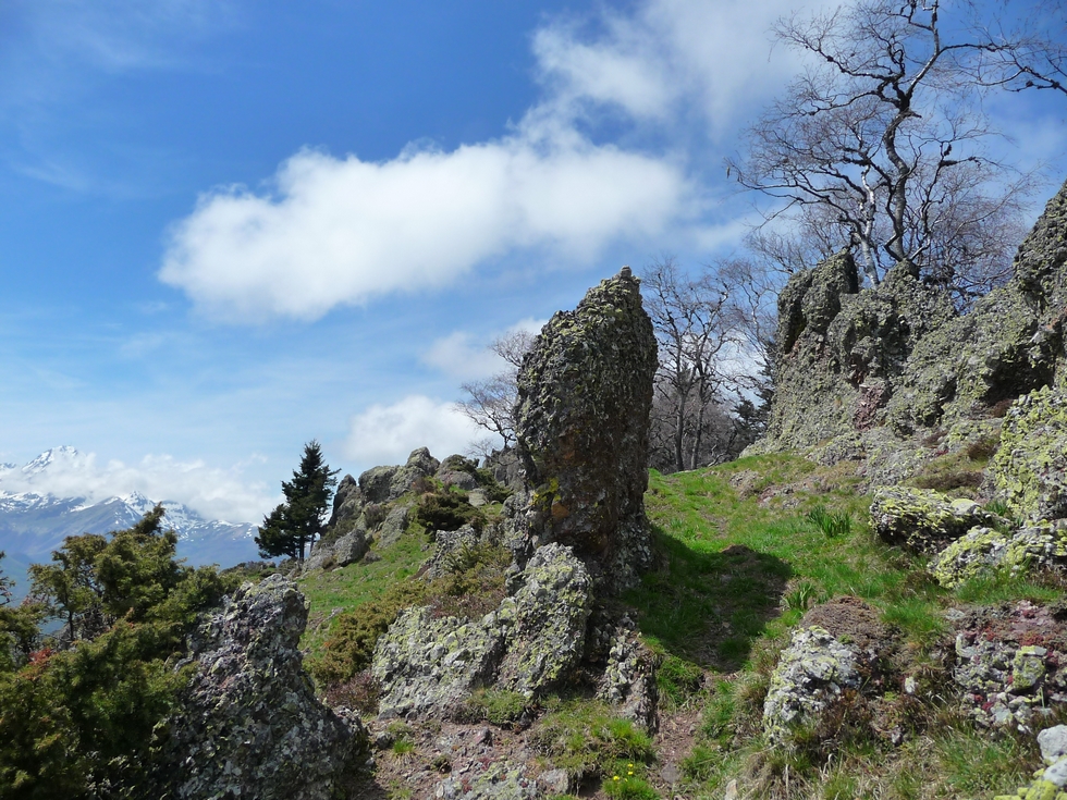 cheminement-sympa-au-milieu-rochers-balade-monne-rouye