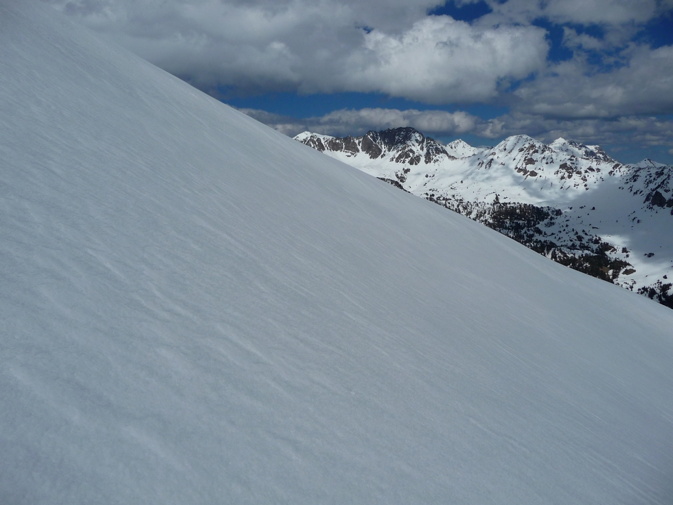 coup-oeil-a-droite-la-neige-est-correcte-mi-avril-au-monpelat-1