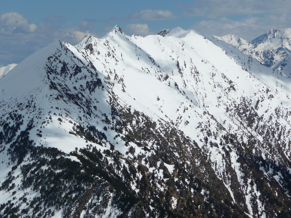 pentes-heche-barrade-chargees-de-neige-route-des-lacs-neouvielle