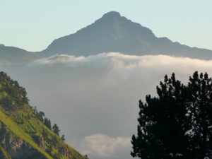 tuc-pic-mauberme-entrevu-matin-depuis-val-arties-montagnes-pyrenees