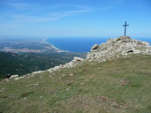 depuis-sommet-vue-vers-argeles-et-cote-sablonneuse-puig-sallfort-en-balcon-au-dessus-grande-bleue