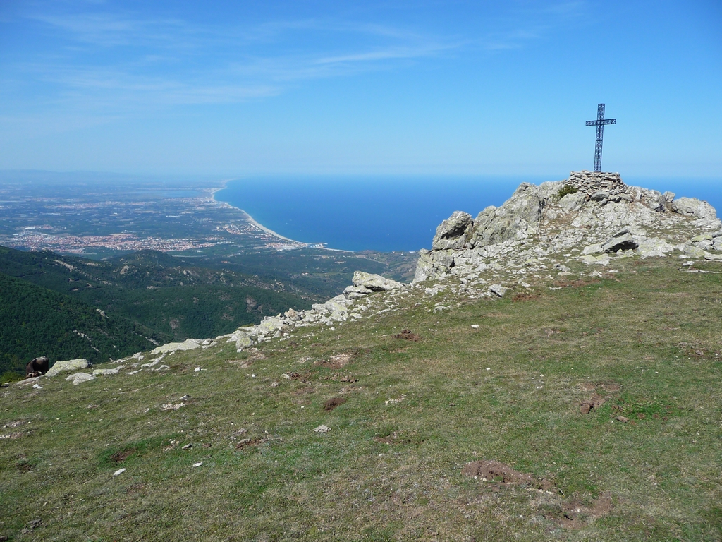 depuis-sommet-vue-vers-argeles-et-cote-sablonneuse-puig-sallfort-en-balcon-au-dessus-grande-bleue