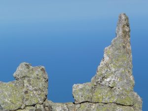 detail-rocheux-puig-sallfort-en-balcon-au-dessus-grande-bleue