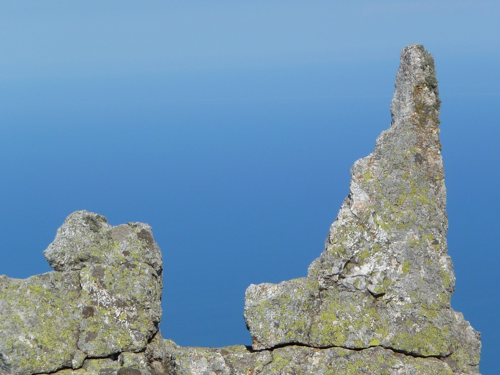 detail-rocheux-puig-sallfort-en-balcon-au-dessus-grande-bleue