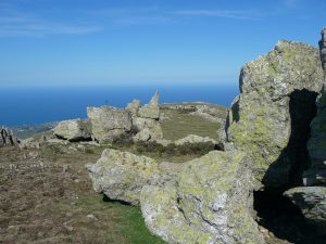 en-parcourant-sommet-puig-sallfort-en-balcon-au-dessus-grande-bleue