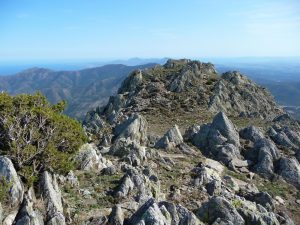 affleurement-calcaire-puig-sallfort-en-balcon-au-dessus-grande-bleue