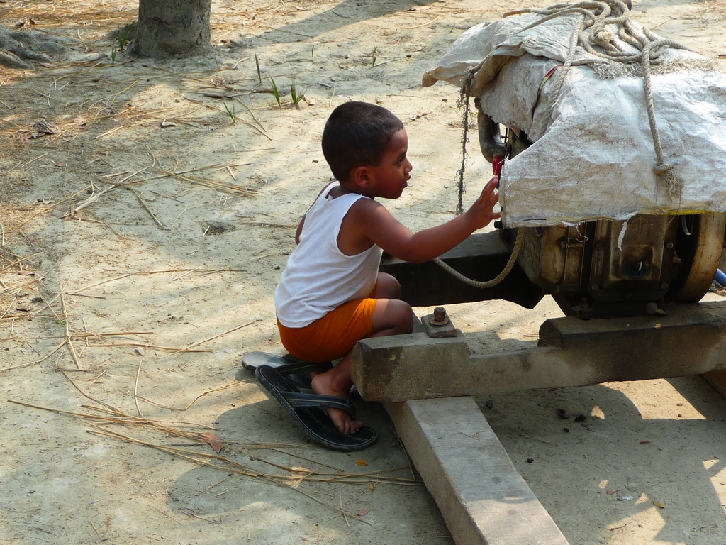 sandales-aux-pieds-observation-moteur-machine-grande-pointure-pour-adnan