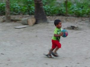 et-courir-avec-balle-toujours-en-tongs-grande-pointure-pour-adnan