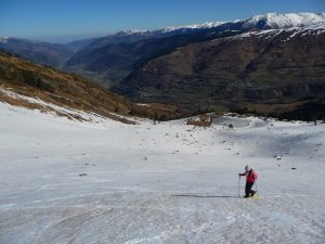 montee-en-faisant-lacets-vue-sur-lac-et-vallee-aure-trois-sorties-raquettes-de-la-semaine-1-coume-d-ens