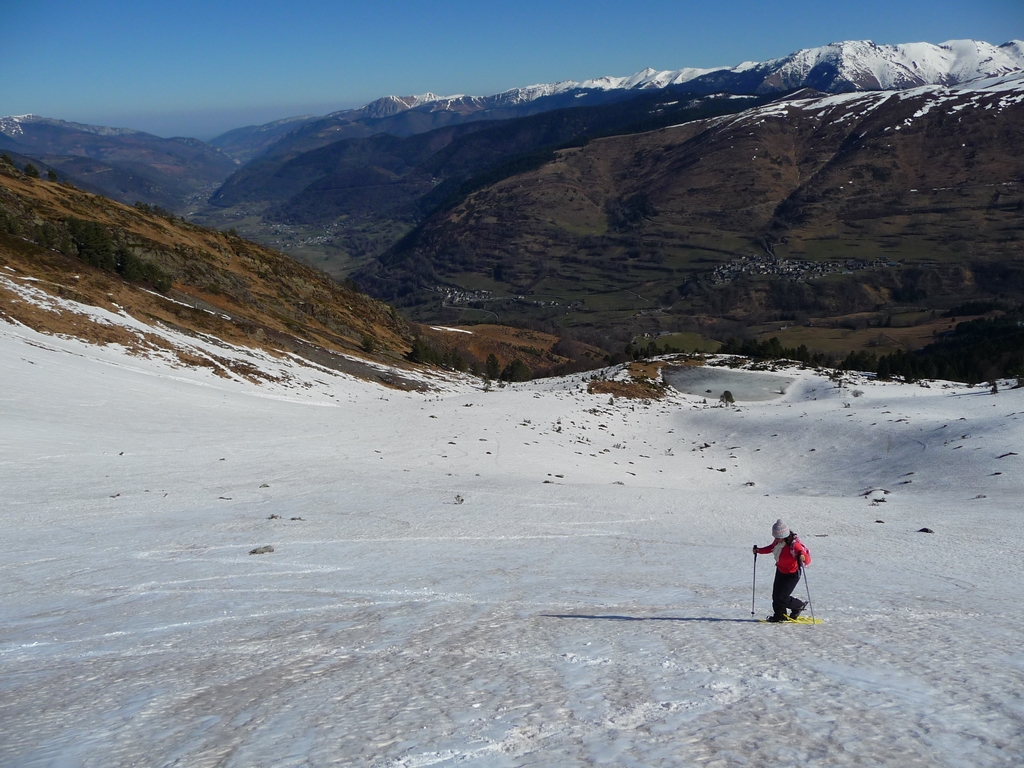 montee-en-faisant-lacets-vue-sur-vallee-aure-trois-sorties-raquettes-de-la-semaine-1-coume-d-ens