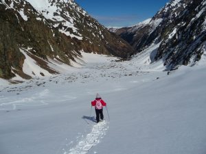 marcella-ouvre-descente-nous-rejoignons-notre-trace-montee-trois-sorties-raquettes-de-la-semaine-2-vallon-de-la-pez