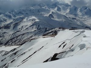 depuis-sommet-pouyaue-au-fond-massif-hourgade-trois-sorties-raquettes-de-la-semaine-3-sommet-pouyaue