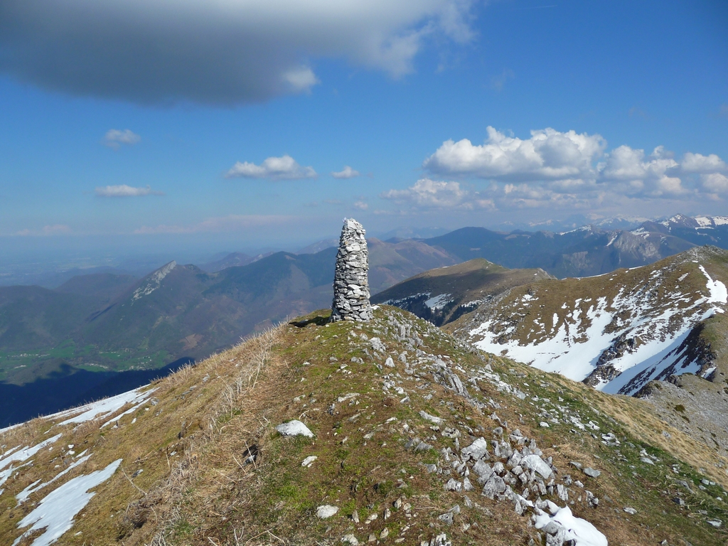 au-sommet-gentianes-et-bandes-de-neige-au-signal-de-bassia