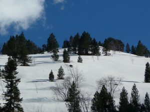 dernier-coup-oeil-vers-terrain-jeu-rioumajou-en-rando-du-cote-de-la-montagne-aret