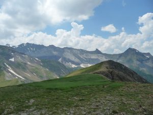 au-loin-muraille-barroude-pic-aiguillette-et-pic-marioules