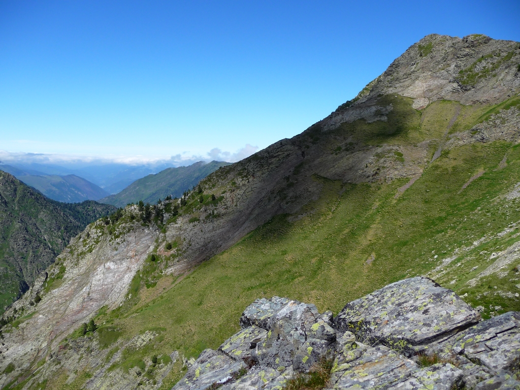 crete-a-droite-se-situe-a-2425-metres-sur-hauts-baricave