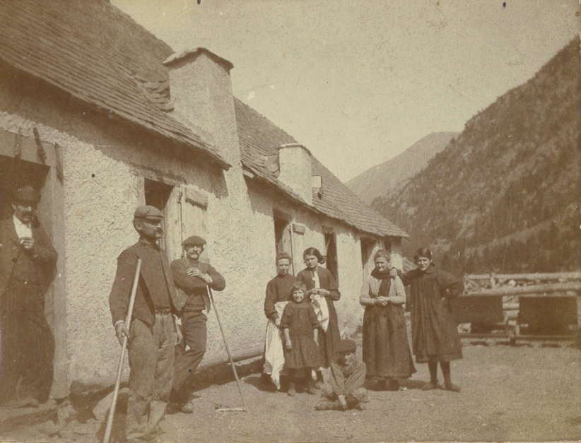 devant-hospice-rioumajou-celestine-tissier-au-centre-photo-une-photographie-ancienne-hospice-rioumajou